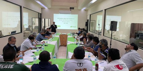 Gobierno presenta estrategia de movilidad al gremio taxista