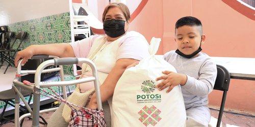 Ricardo Gallardo entrega becas alimentarias en Villa de Reyes, y anuncia clínica rosa