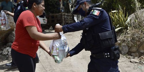 Policías estatales entregan despensas y ropa a familias afectadas por tormenta en Zaragoza