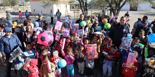 Policías estatales entregan juguetes y ropa abrigadora a niños y adultos mayores