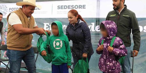 Llevan paquetes escolares y zapatos a Villa de Reyes para impulsar la educación