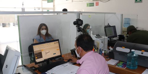 Continúan con éxito programas de licencias de conducir y placas gratuitas