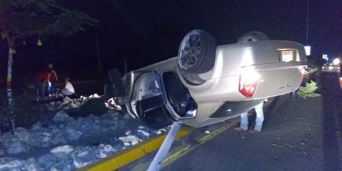 Volcadura sobre bulevar al Refugio deja tres heridos