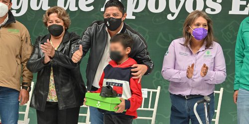 Ricardo Gallardo le cumple a estudiantes potosinos