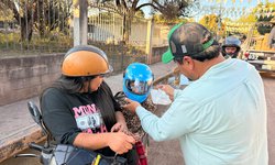 En plena navidad Alcalde Loredo regaló cascos a niños que no lo portaban