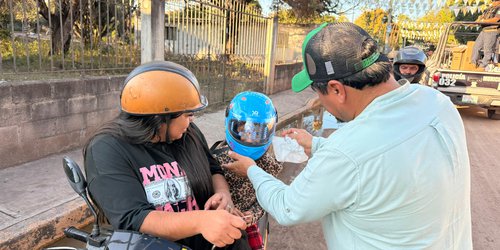 En plena navidad Alcalde Loredo regaló cascos a niños que no lo portaban