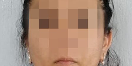 Detienen a mujer que manejaba automóvil con reporte de robo en calle Quezada