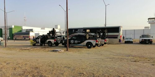 En operativo especial, trasladan internos de Valles y Rioverde a penal de La Pila