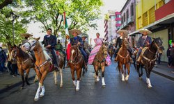 Ricardo Gallardo restituye y encabeza desfile de aniversario de Revolución Mexicana