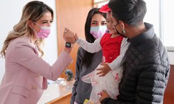 DIF Estatal apoya a pequeña con dispositivo auditivo