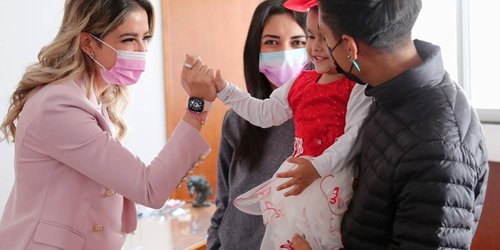 DIF Estatal apoya a pequeña con dispositivo auditivo