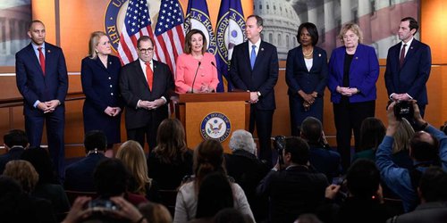 Presentan a fiscales para juicio político a Trump