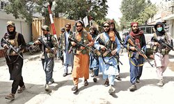 Con fusil en mano, talibanes ponen a civiles a trabajar