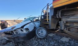 Tren embiste camioneta en Cedral; hay una persona muerta