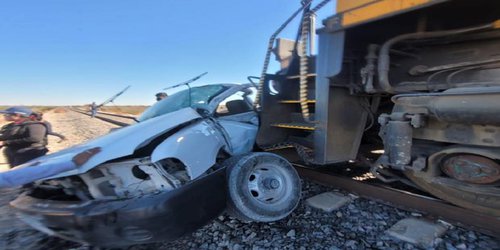 Tren embiste camioneta en Cedral; hay una persona muerta