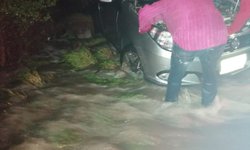 Protección Civil rescata a familia, que arrastró la bajada de agua en Moctezuma