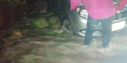 Protección Civil rescata a familia, que arrastró la bajada de agua en Moctezuma