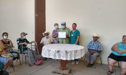 A sus 72 años, don Benito se graduó de la primaria; va ahora por la secundaria