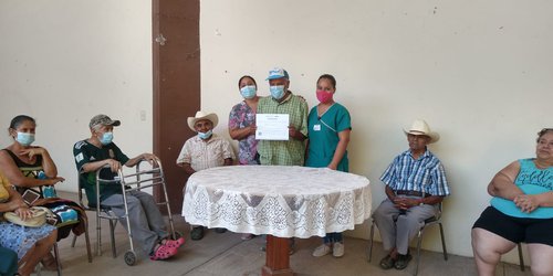 A sus 72 años, don Benito se graduó de la primaria; va ahora por la secundaria