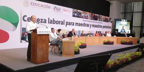 Entregan basificación a mil 466 maestras y maestros potosinos