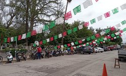 Comerciantes del primer cuadro decoran calles de Ciudad Fernández