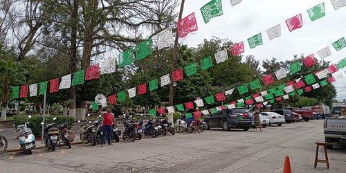 Comerciantes del primer cuadro decoran calles de Ciudad Fernández