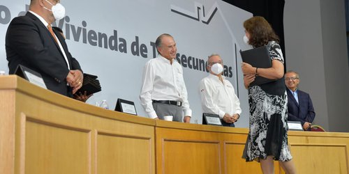 Reconoce Gobernador aportación social de docentes y trabajadores jubilados de telesecundaria