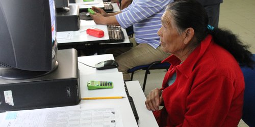 Continua aplicación de exámenes en línea a jóvenes y adultos