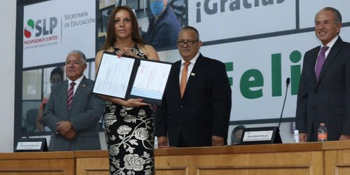 Reconoce JM Carreras a maestras y maestros potosinos por años de servicio