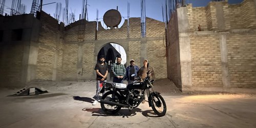 Entrega alcalde de CdFdz una motocicleta para apoyar construcción de parroquia en Solano