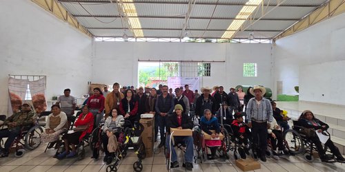 Entregan apoyos funcionales a familias de Santa Catarina