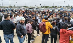 Rodolfo Loredo participa en el registro de la Caravana de Paisanos en Laredo, Texas