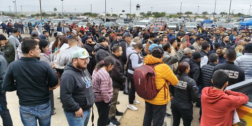 Rodolfo Loredo participa en el registro de la Caravana de Paisanos en Laredo, Texas