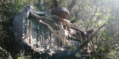 Abandonan camioneta volcada en sierra de San Ciro
