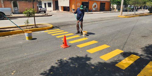 Realizan trabajos de mantenimiento en camellón Emiliano Zapata en El Refugio