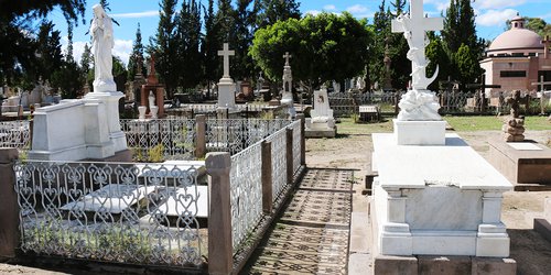 Reabrirán panteones de la capital, pero con horarios limitados