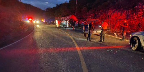 Sube a 13 saldo de muertos por volcadura de autobús en Chiapas