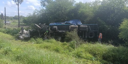Conductor lesionado tras volcar camión en la supercarretera Rioverde-SLP