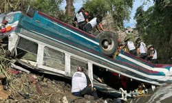 Guatemala está de luto, trabajadores y estudiantes, entre los 51 muertos en el accidente de autobús.