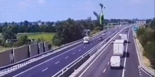 Aeronave se estrella sobre una carretera en pleno día; graban VIDEO de accidente
