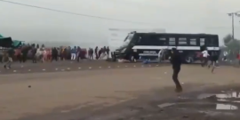 Se enfrentan normalistas y policías de Michoacán