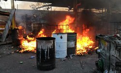 Elementos de la Guardia Nacional atienden incendio en recicladora