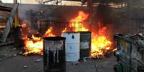 Elementos de la Guardia Nacional atienden incendio en recicladora