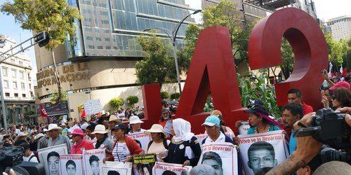 FGR: Identifican restos de uno de los 43 normalistas de Ayotzinapa