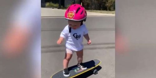 Bebé de un año conquista las redes por andar en patineta