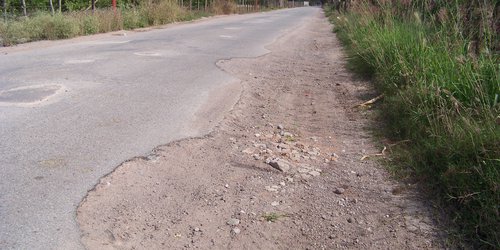 Semidestruido pavimento del tramo del Refugio en camino a San Diego