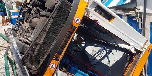 Camioneta de pasajeros cae desde acantilado; hay un muerto y 12 heridos