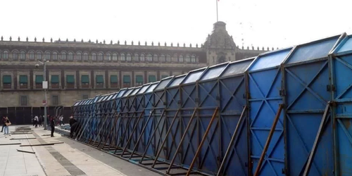 Cerco a Palacio por 'bloque negro' y la CNTE.