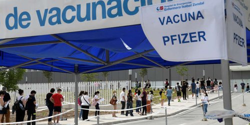 Miles de docentes lamentan que aún falten semanas para terminar su vacunación