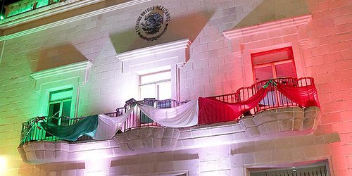 Encienden iluminación de edificio legislativo de Jardín Hidalgo con motivos patrios